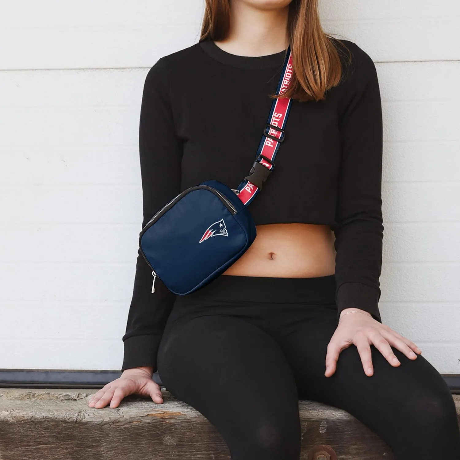 FOCO NFL Unisex-Adult NFL Team Color Wordmark Crossbody Belt Bag
