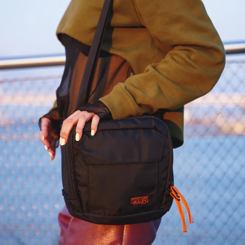 Mystery Ranch District 4 Tiger's Eye One Size – Crossbody or Hip Pack Bag