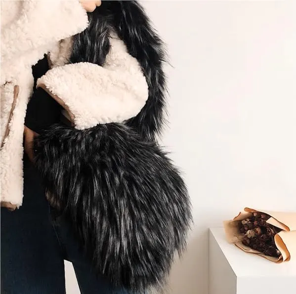 YXCFEWD Furry Heart Shaped Crossbody Bag for Women - Plush Y2K Handbag with Soft Shoulder Strap